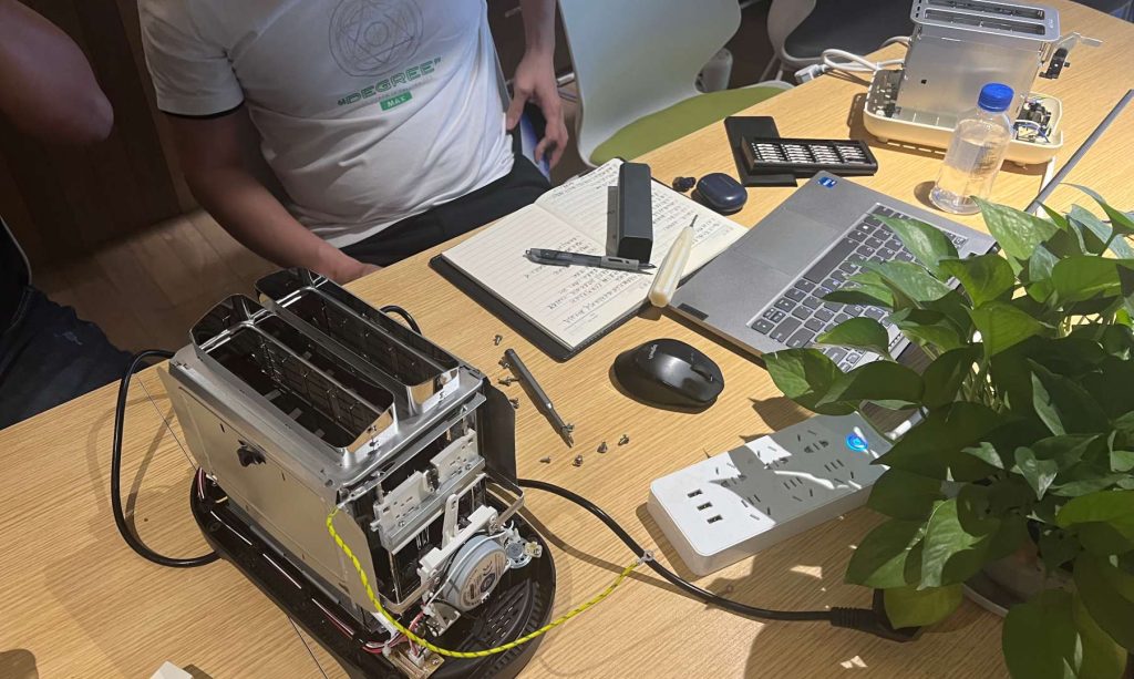 Technical view of toaster assembly